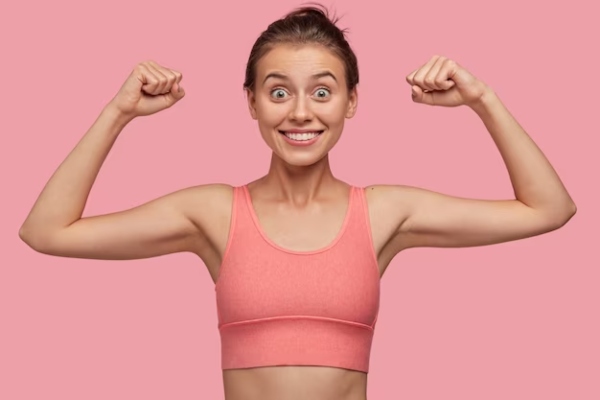 Mujer feliz al tener unos pechos más pequeños y adaptados a su imagen corporal