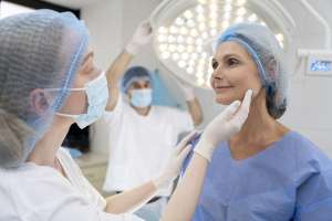 Clínicas de cirugía estética - mujer preparándose para la cirugía plástica