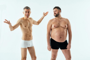 Ginecomastia - imagen de dos hombres uno delgado y otro obeso en ropa interior