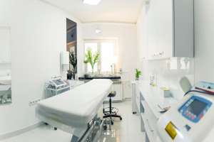 sala perfectamente equipada y esterilizada para tratamientos estéticos