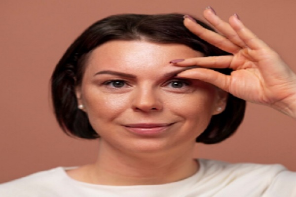 mujer mostrando inflamación en sus ojos