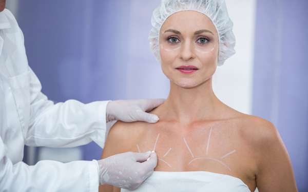 Clínicas de cirugía estética - mujer en la consulta del cirujano plástico