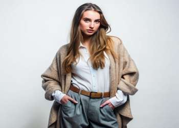 reducción de pecho en Barcelona - Una joven hermosa haciendo una sesión de fotos con ropa extra grande