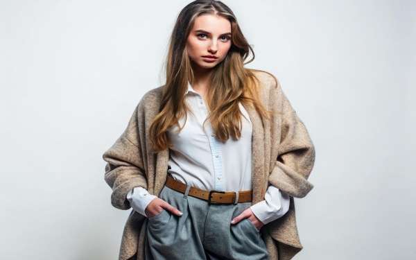 reducción de pecho en Barcelona - Una joven hermosa haciendo una sesión de fotos con ropa extra grande