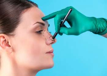 clínicas de rinoplastia en Las Palmas - cirujano dibujando la líneas para realizar una rinoplastia en Las Palmas en la nariz de una mujer