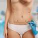 clínicas de abdominoplastia en Bilbao - mujer en la consulta de la cirujana plástica diseñando el tratamiento de la abdominoplastia