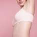 clínicas de reducción de pecho en Las Palmas - torso de una mujer con sujetador mostrando los resultados de una reducción de pecho en Las Palmas