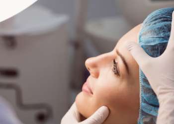 Rinoplastia en Barcelona - Mujer en un quirófano para realizarse una rinoplastia, la cual le permite perfilar la nariz y realzar sus rasgos femeninos