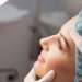 Rinoplastia en Barcelona - Mujer en un quirófano para realizarse una rinoplastia, la cual le permite perfilar la nariz y realzar sus rasgos femeninos
