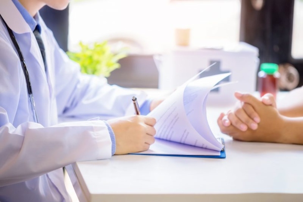 clínicas de reducción de pecho en Las Palmas - mujer en la consulta del cirujano plástico comprobando si puede realizarse una reducción de pecho