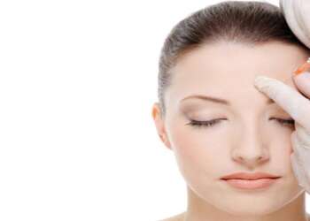 Clínicas de bótox Barcelona - Médico estético realizando una inyección de bótox a una mujer para rejuvenecer la piel del rostro