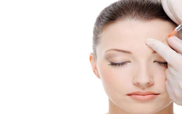 Clínicas de bótox Barcelona - Médico estético realizando una inyección de bótox a una mujer para rejuvenecer la piel del rostro