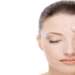 Clínicas de bótox Barcelona - Médico estético realizando una inyección de bótox a una mujer para rejuvenecer la piel del rostro
