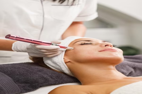 Pómulos hidroterapia - Dermatóloga utiliza aparatología especial para realzar el volumen y la definición del rostro de una paciente