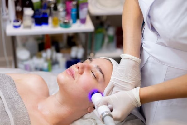 Especialista en medicina estética aplica tratamiento de rejuvenecimiento facial en las mejillas para contrarrestar la flacidez y los signos de la edad