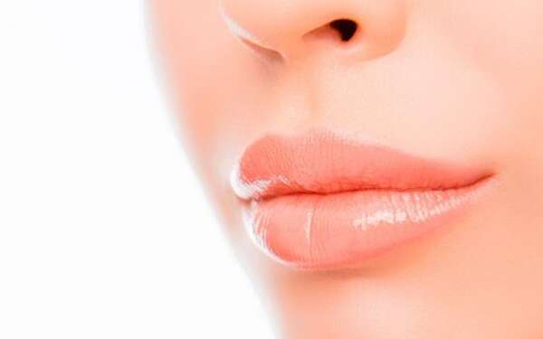 Aumento de labios sin cirugía - Imagen de una mujer con labios voluminosos, lo cual resalta su belleza femenina