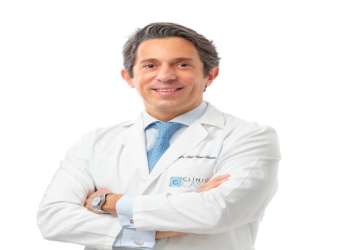 Rinoplastia en España - Foto de perfil del Dr. Pablo Casas, uno de los mejores especialistas en remodelación de nariz de toda España