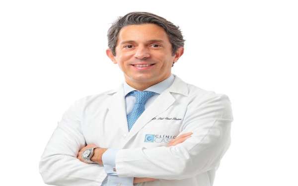 Rinoplastia en España - Foto de perfil del Dr. Pablo Casas, uno de los mejores especialistas en remodelación de nariz de toda España