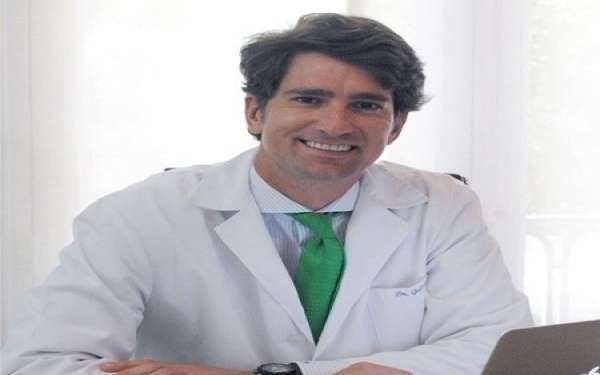 Doctor aumento de pecho en Madrid - Perfil del Dr. Rubén Fernández G-Guilarte durante su ejercicio profesional como uno de los mejores cirujanos de mamas de todo Madrid