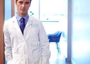 Doctor aumento de pecho Barcelona - Dr. Joaquim Muñoz posa con su bata de médico desde las instalaciones de su clínica
