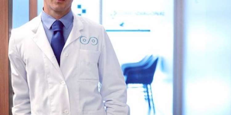 Doctor aumento de pecho Barcelona - Dr. Joaquim Muñoz posa con su bata de médico desde las instalaciones de su clínica