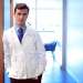 Doctor aumento de pecho Barcelona - Dr. Joaquim Muñoz posa con su bata de médico desde las instalaciones de su clínica