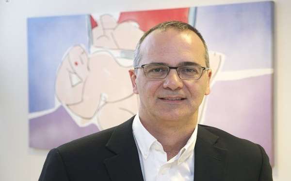 Doctor de liposucción en Barcelona - Perfil profesional del Dr. Pedro Darnell Buisan, cirujano plástico especializado en medicina estética y en abdominoplastia