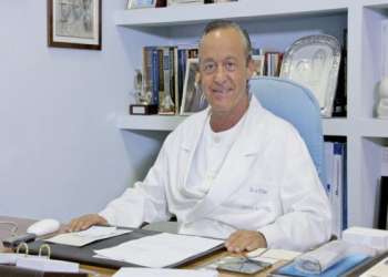 doctor de aumento de pecho en España - el Dr. Millán en su despacho