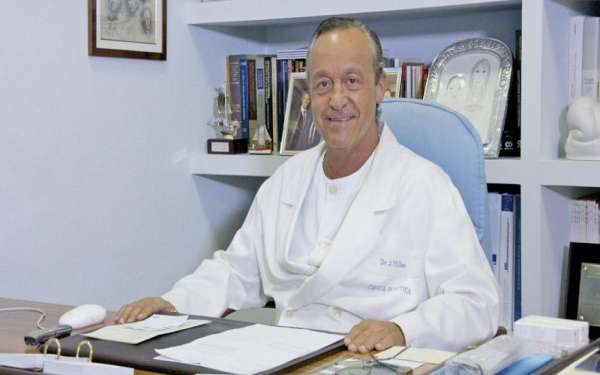 doctor de aumento de pecho en España - el Dr. Millán en su despacho