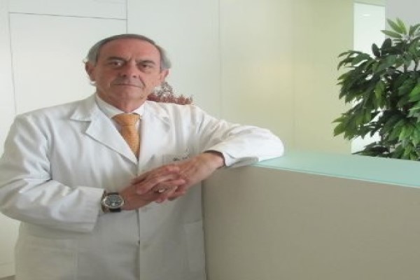 Mejor doctor de rinoplastia en Madrid - Perfil del Dr. José Javier Vilar-Sancho Aguirre en una de las instalaciones médicas en las que presta sus servicios