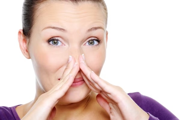 Mejor doctor de rinoplastia en Madrid - Mujer joven de ojos claros y tez blanca se siente insatisfecha con el tamaño y la apariencia de su nariz