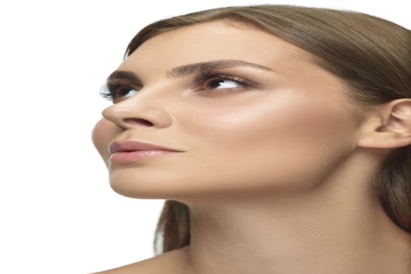 Mejor doctor de rinoplastia en Madrid - Mujer de rostro delgado se pone de perfil para mostrar con mayor claridad la excesiva proyección de su nariz