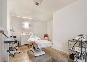Mejor clínica estética en Barcelona - Consultorio de una de las mejores clínicas estéticas Barcelona con equipos modernos