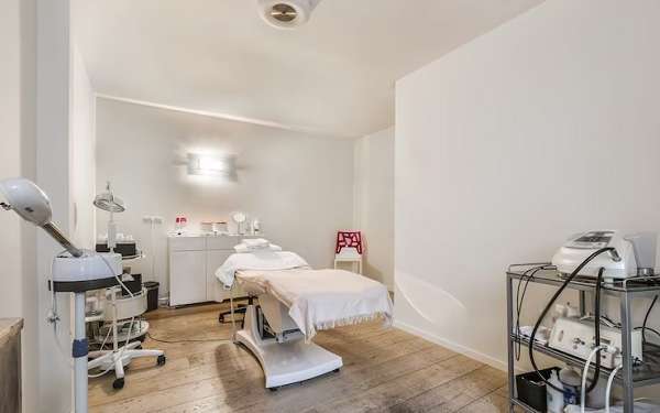 Mejor clínica estética en Barcelona - Consultorio de una de las mejores clínicas estéticas Barcelona con equipos modernos