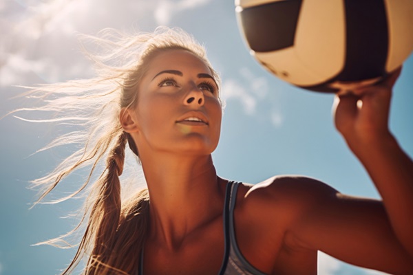 Duele el pelo - Mujer haciendo deporte bajo el sol sin protección, lo cual irrita el cuero cabelludo
