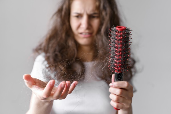 Duele el pelo - Mujer sorprendida por la cantidad de pelo que pierde al peinar su cabello