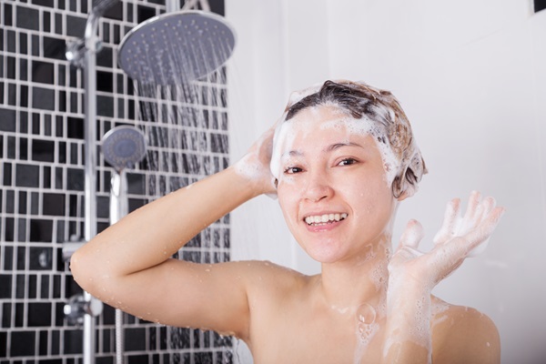 Lavarse el pelo todos los días - Mujer lavando su cabello con champú de manera correcta, para eliminar la suciedad y promover su crecimiento