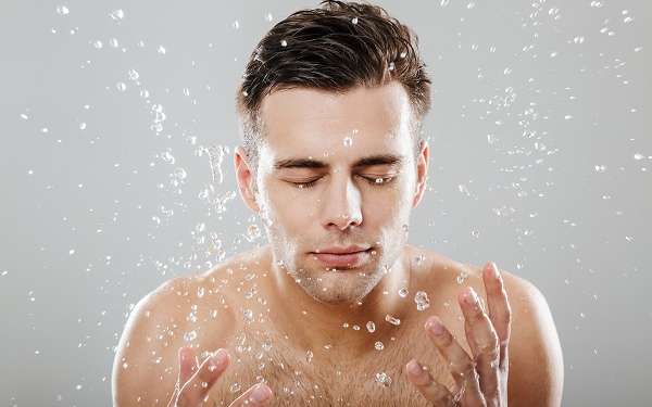 Lavarse el pelo todos los días - Hombre echándose agua en la cabeza para lavar su cabello