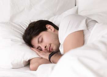 Dormir con el pelo mojado - Hombre durmiendo con el cabello mojado sin conocer las consecuencias negativas que esto trae al pelo