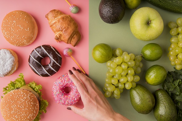 Imagen que muestra una dieta desequilibrada, comparada con una alimentación adecuada