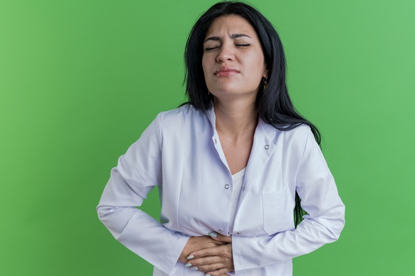 Mujer con dolor abdominal, uno de los síntomas principales de la diverticulitis