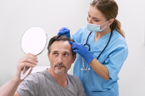 Costras tras el injerto capilar - Doctora evaluando la evolución del paciente luego del implante de cabello, para prevenir cualquier infección
