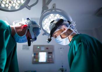 Cirujanos capilares en Vigo - Imagen de dos cirujanos realizando un procedimiento médico, para restaurar la densidad capilar de un paciente