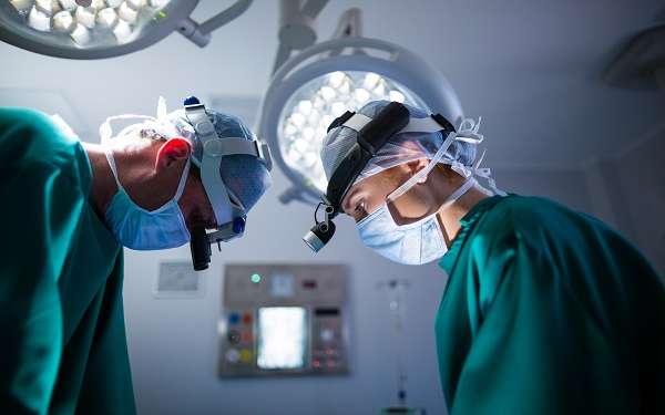Cirujanos capilares en Vigo - Imagen de dos cirujanos realizando un procedimiento médico, para restaurar la densidad capilar de un paciente