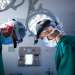 Cirujanos capilares en Vigo - Imagen de dos cirujanos realizando un procedimiento médico, para restaurar la densidad capilar de un paciente