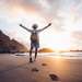 Cirujanos capilares en Las Palmas de Gran Canaria - Hombre feliz en una playa de Las Palmas, haciendo turismo mientras visita Gran Canaria por un tratamiento de implante de cabello