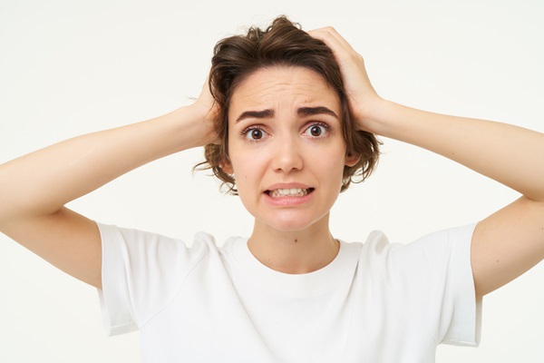 Cuántos pelos tenemos en la cabeza - Mujer estresada por comenzar a percibir una caída anormal del cabello