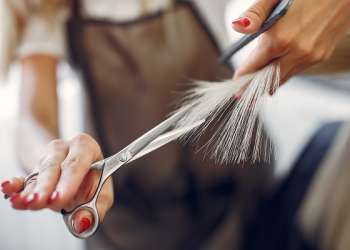 Corte de pelo en la mujer - Estilista cortando el cabello de una mujer según la forma de su rostro, para crear un look atractivo que resalte la belleza natural de su cara