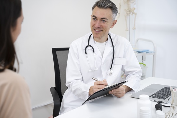 Alimentos prohibidos para los divertículos - Doctor en consulta con una paciente, para diagnosticar de manera correcta la diverticulitis