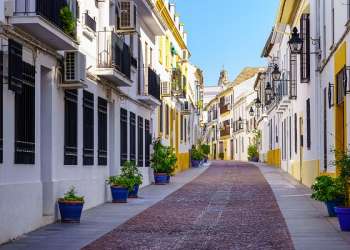 clínicas de injerto capilar en Córdoba - imagen de una de las preciosas calles de la ciudad de Córdoba en España